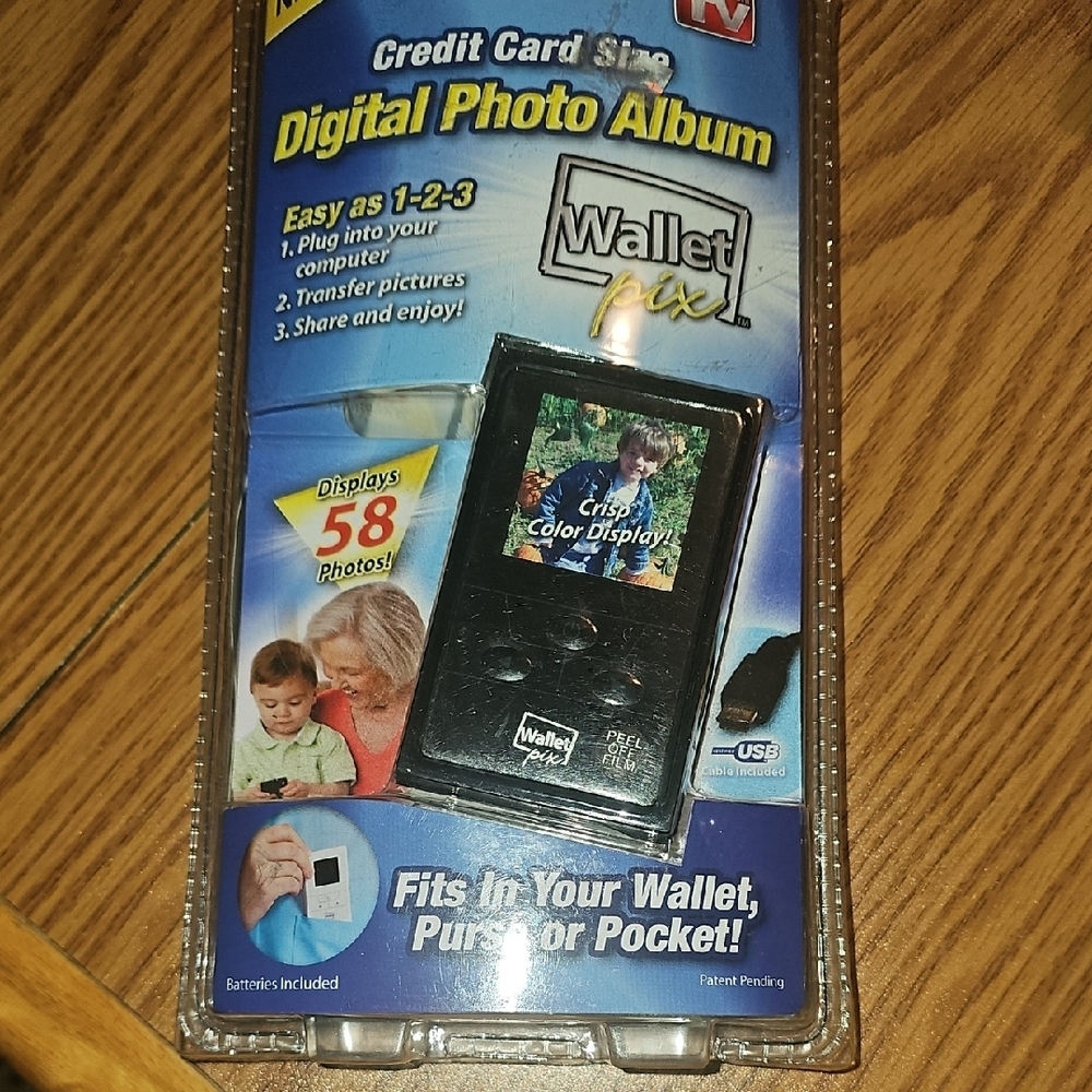 Wallet Pix NWT Credit Card Size Digital Photo Album with Color Display